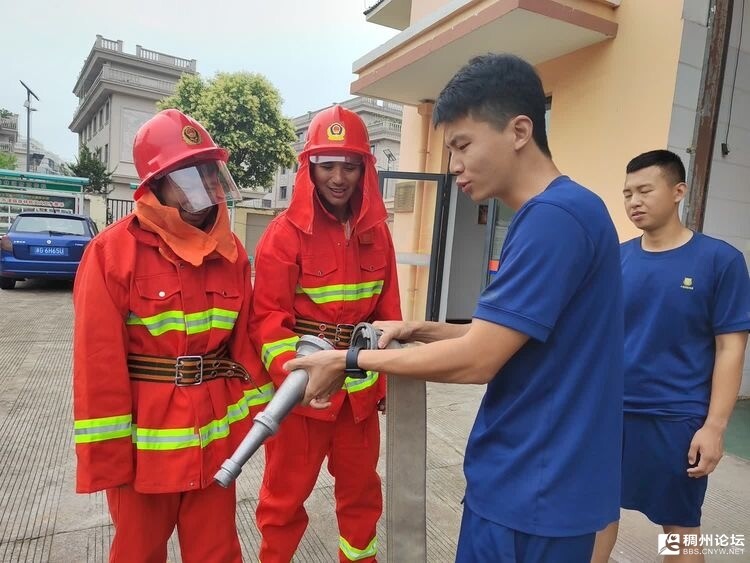 “消防安全我知道”——苏溪镇综合应急救援队组织高层小区物业开展消防安全培训